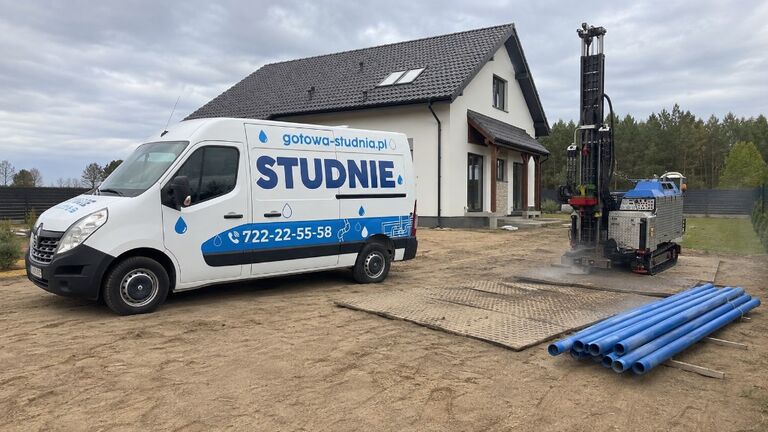 Wiertnica i rury studzienne na działce