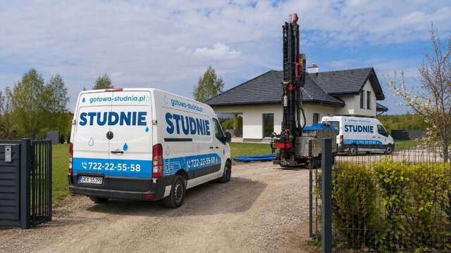 Wiertnica podczas wykonywania studni przy domu